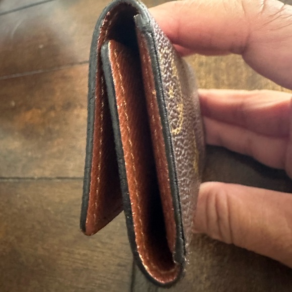 Louis Vuitton 4 key holder - Picture 6 of 7